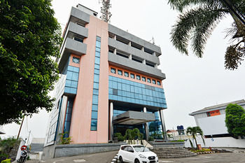 Zen Rooms Soekarno Hatta Buah Batu Bandung Buitenkant foto