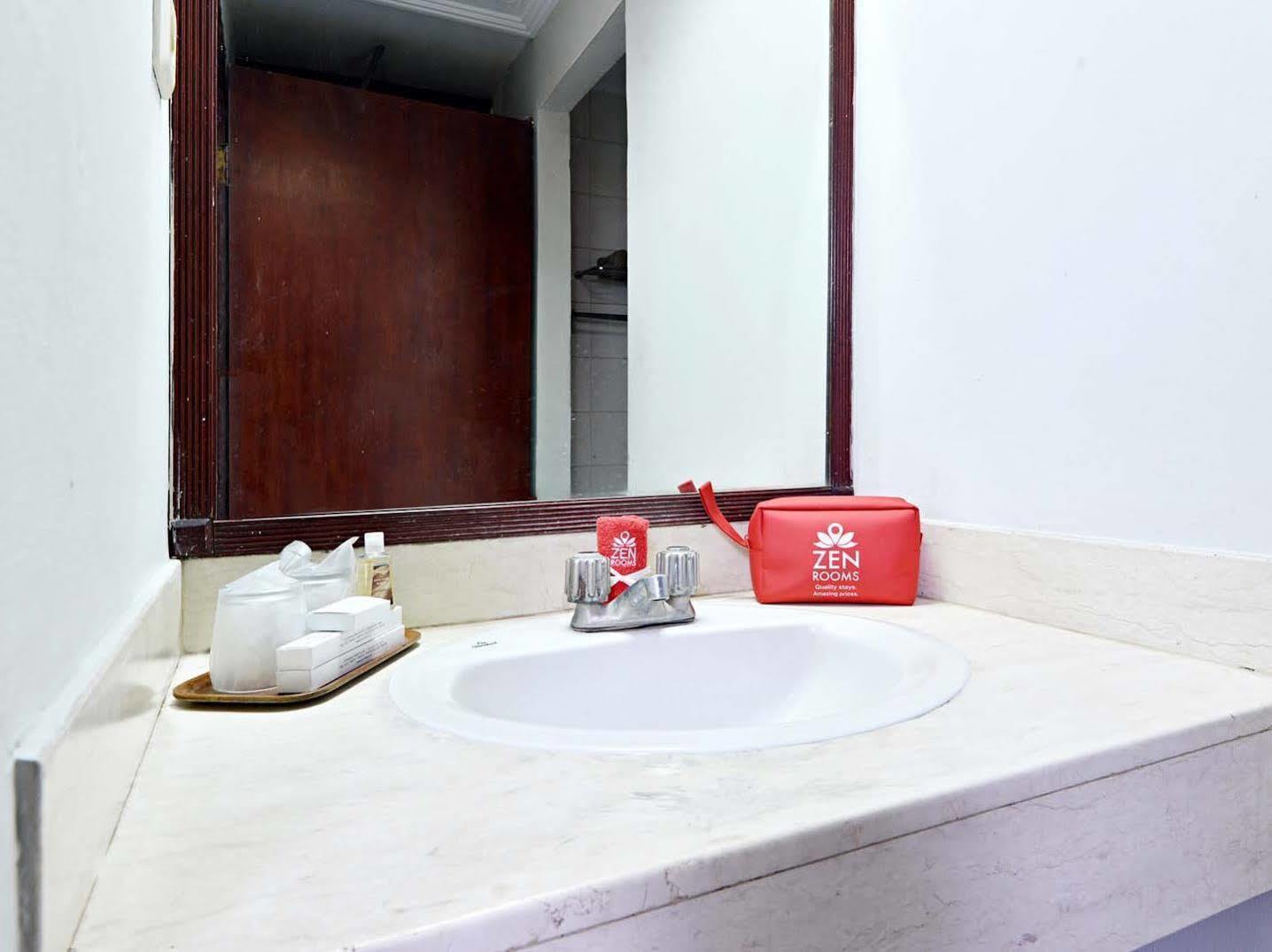 Zen Rooms Soekarno Hatta Buah Batu Bandung Buitenkant foto